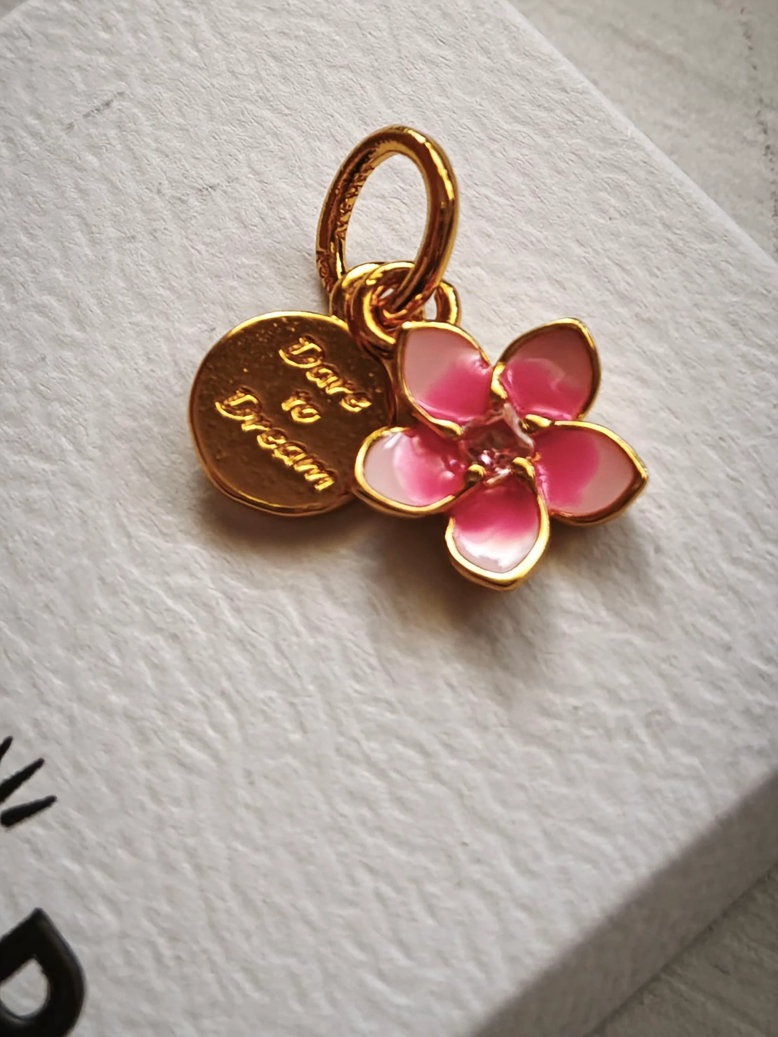 Charm flor Vaiana rosa e dourado – photo 6